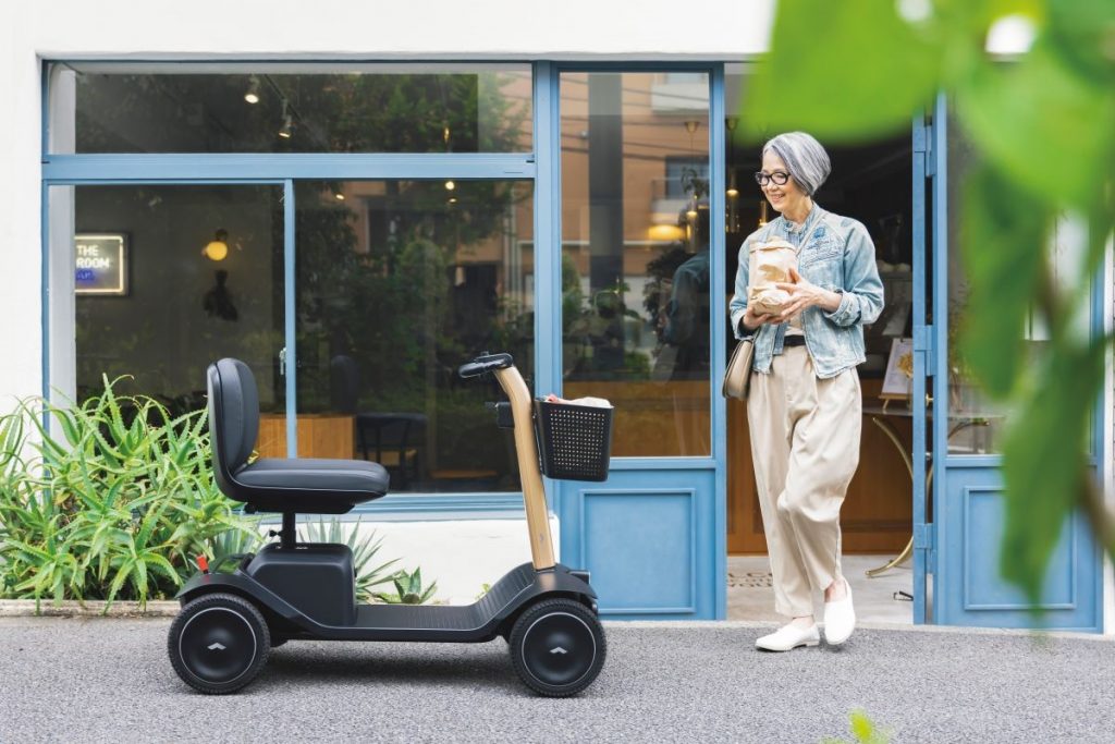 ウィルモデルSと買い物を終えた女性